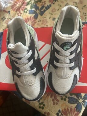 Nike Kids unisex Sneakers White, Black & Mint